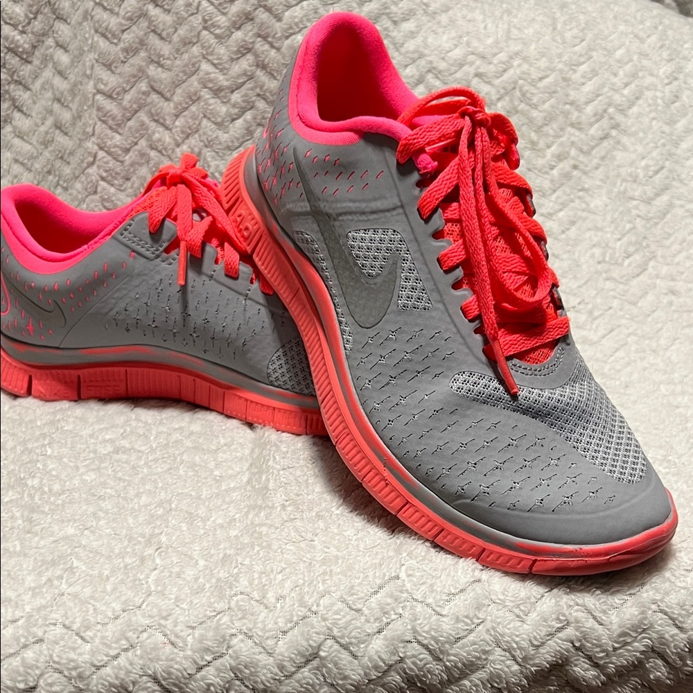 Nike Women's Athletic Shoes in Gray and Pink